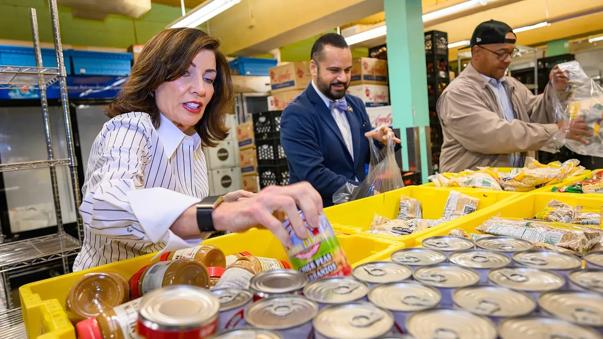 Нью-Йорк объявил режим ЧП в связи с сокращением помощи миллионам жителей штата