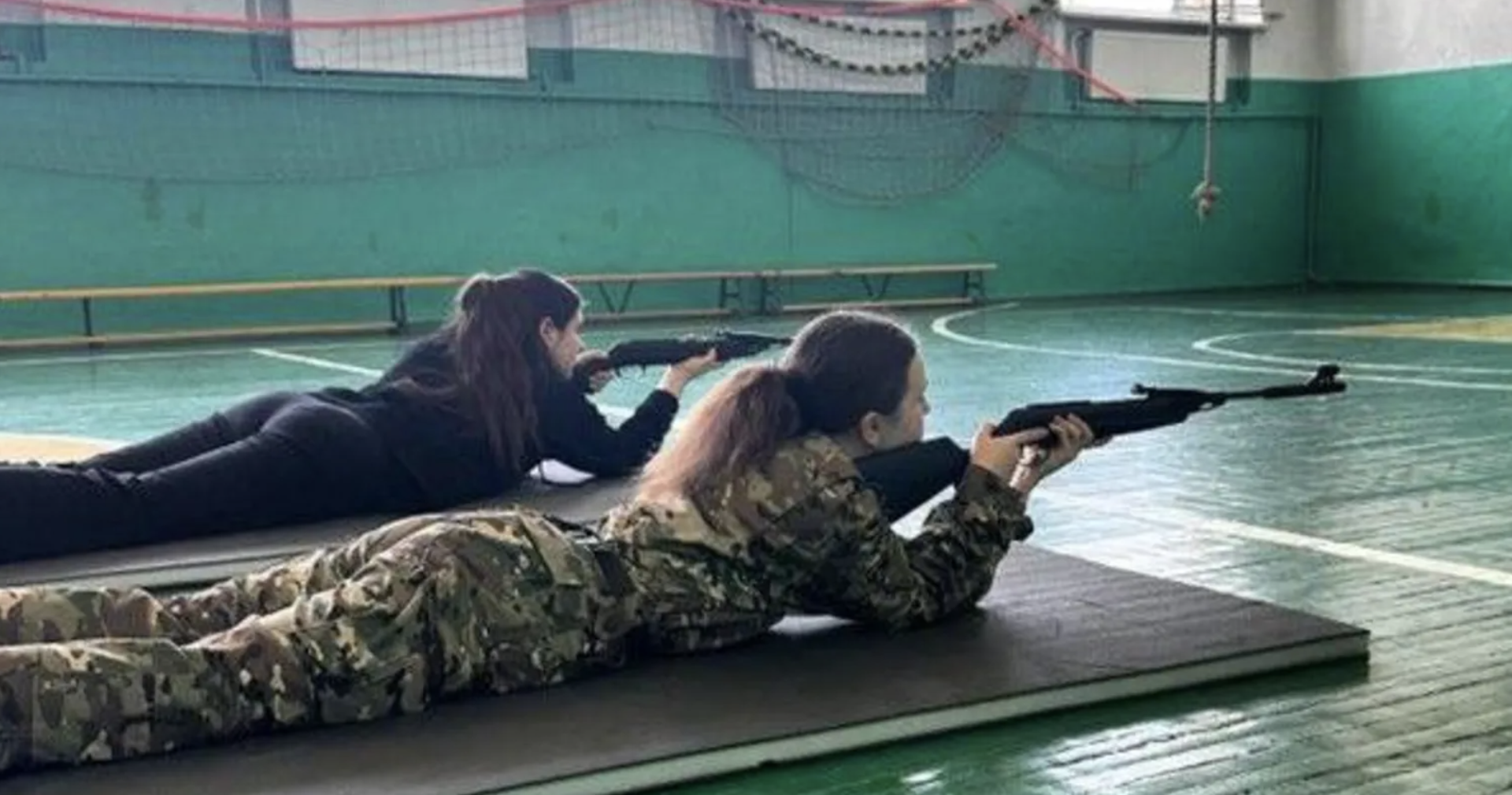 Парады, флаги и песни: Кампания по принуждению украинских детей любить Россию