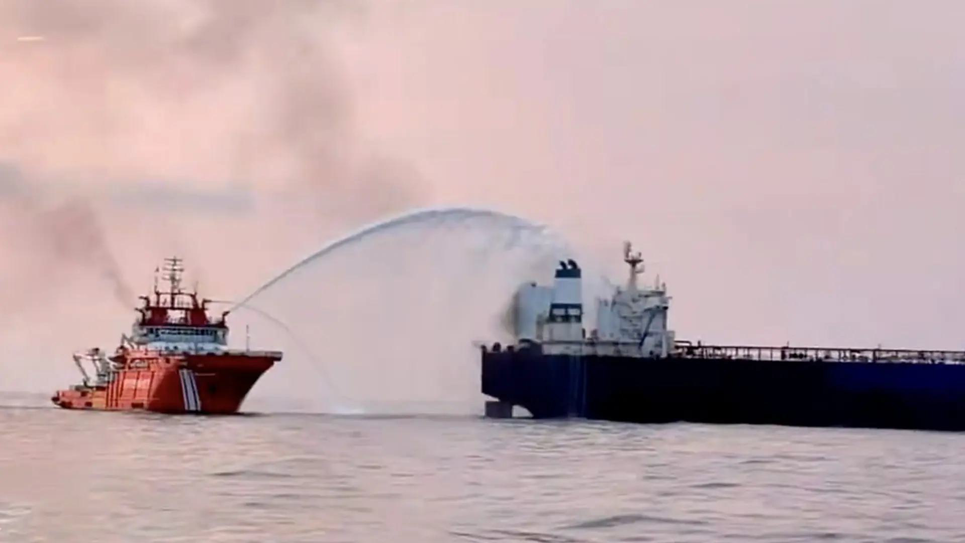 Танкер в Черном море, пострадавший от взрыва, атакован повторно