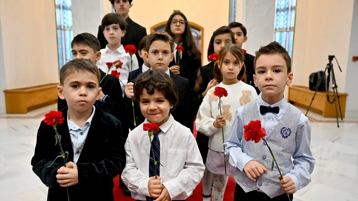 Турецкие дети в России нарисовали портрет Ататюрка своими крошечными ладошками