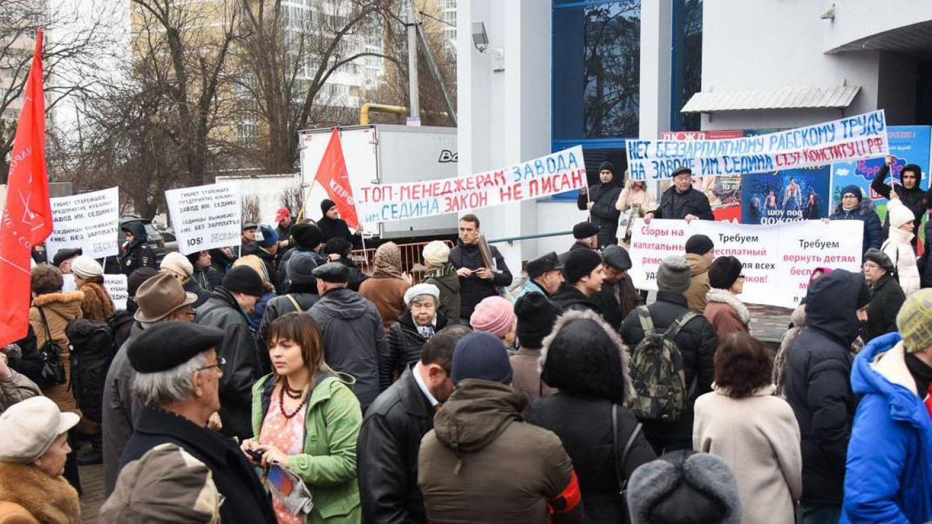 Российская полиция заблокировала онлайн-сообщество заводских рабочих за планирование протеста